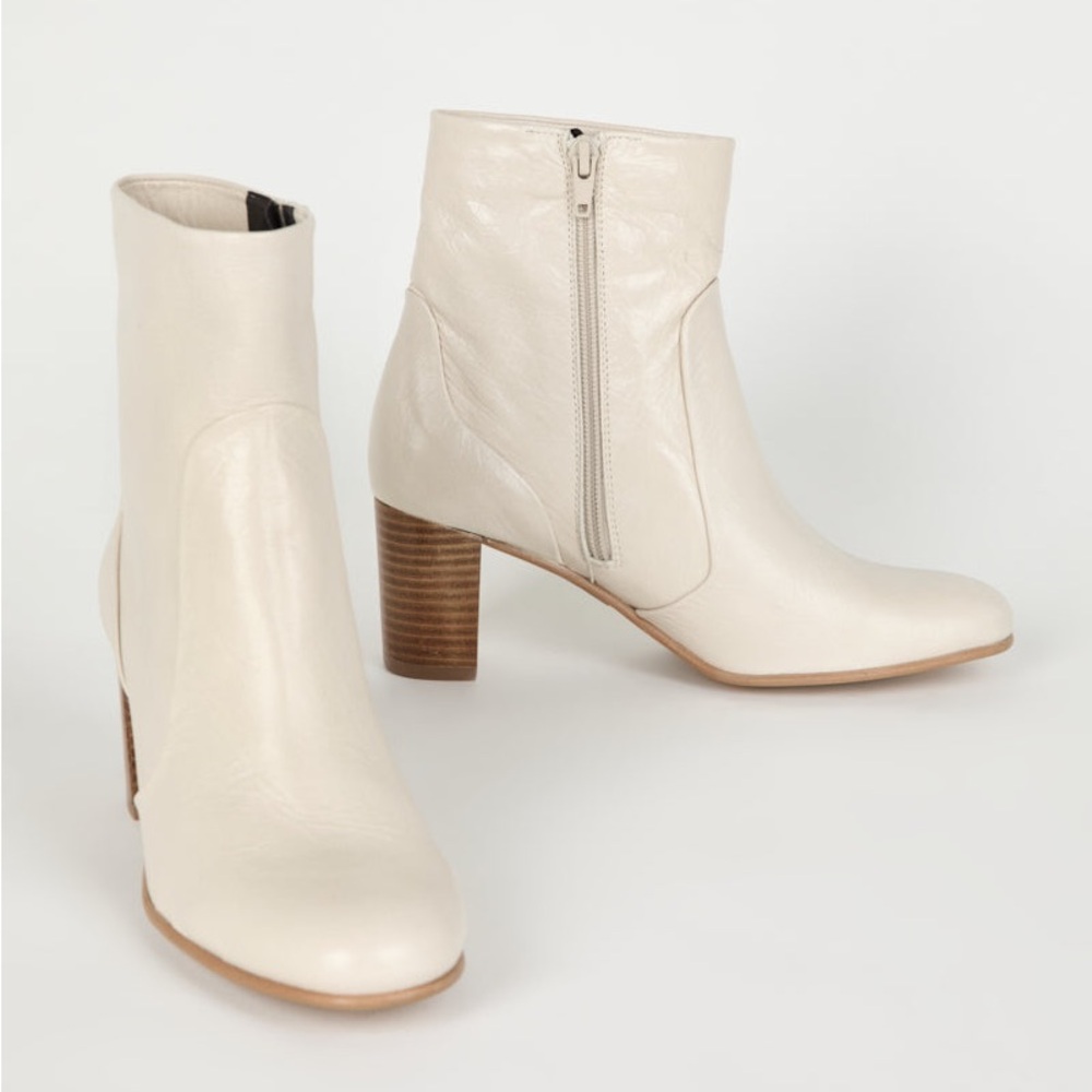 Intentionally Blank Paco ankle boot
sz 7 cream